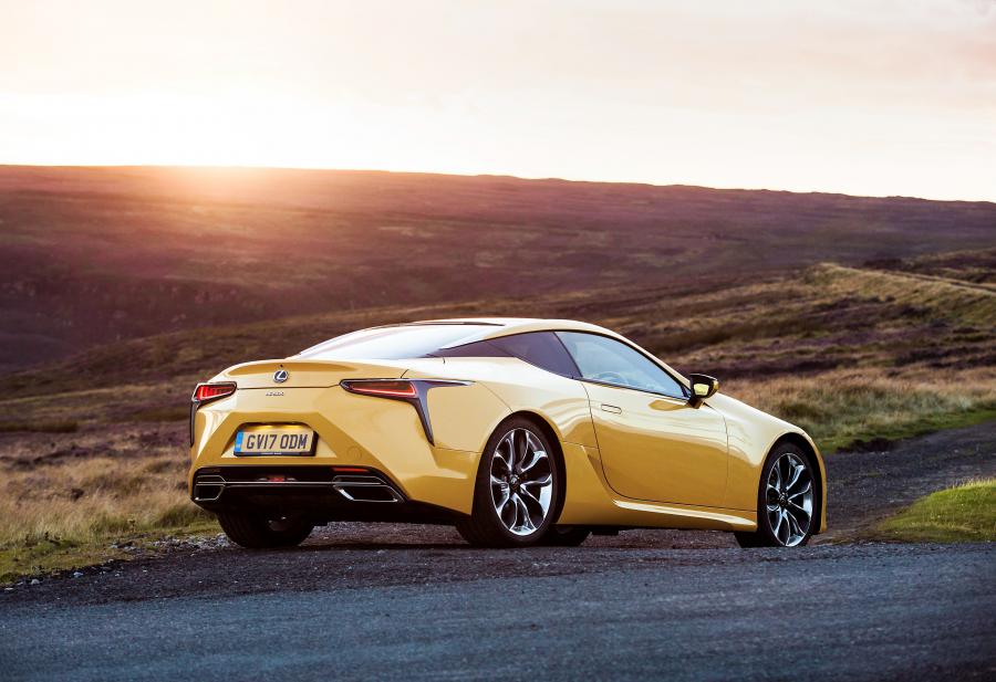  Lexus LC500 2017 года  (UK) (фото 28 из 40)